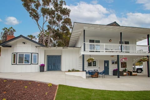 The Hideaway side yard and entrance