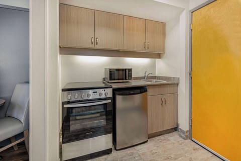 Fridge, coffee/tea maker, electric kettle