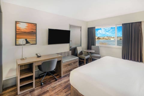 Deluxe Room, 1 King Bed, Kitchenette, Harbor View (with Kitchenette) | In-room safe, desk, laptop workspace, blackout drapes