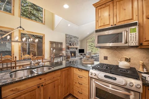 Fall River Retreat in Estes Park, Spacious kitchen with full size stainless steel appliances.