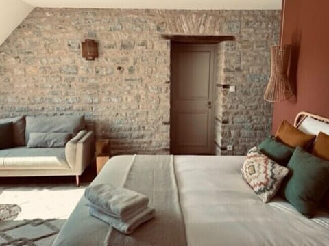 Standard Room, 1 Queen Bed, Private Bathroom, Garden View | Individually decorated, individually furnished, desk, laptop workspace