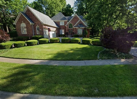 4700 Sqft home in private Eastend neighborhood