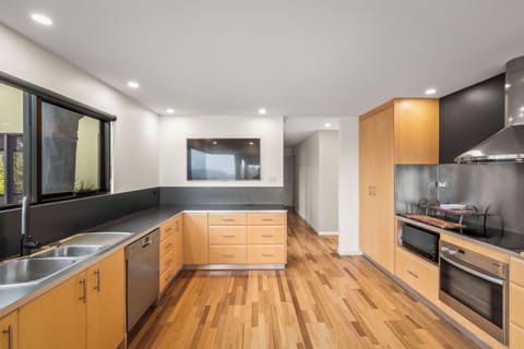 Deluxe House, Mountain View | Private kitchen | Full-size fridge, microwave, oven, stovetop