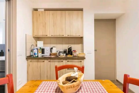 Basic Room | Private kitchen | Fridge, microwave, stovetop, espresso maker