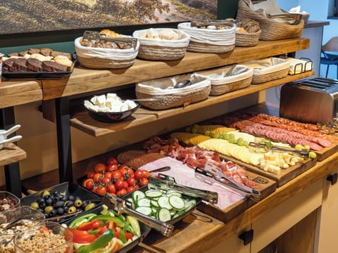 Free daily buffet breakfast