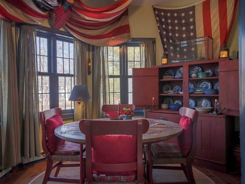 You'll love the ambiance of the dining room with the warmth of the antique flags and nautical lanterns~ a generous sized table brings you and your loved ones together for entertaining and playing board games. 