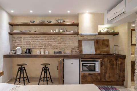 ROGDIA | Private kitchen | Fridge, oven, stovetop, espresso maker