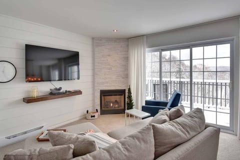 This open-concept space, filled with natural light, offers a warm and inviting atmosphere—perfect for sharing special moments with family or friends.