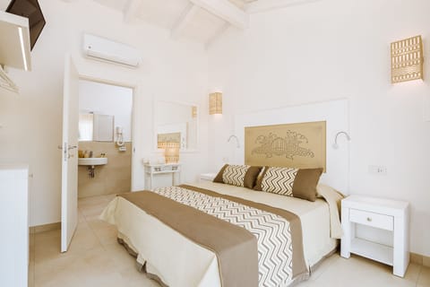 Comfort Room, 1 King Bed, Non Smoking, Vineyard View | Frette Italian sheets, premium bedding, minibar, in-room safe