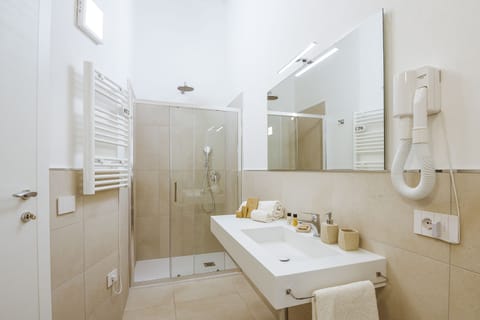 Deluxe Room, 1 King Bed, Non Smoking, Vineyard View | Bathroom | Shower, rainfall showerhead, free toiletries, hair dryer