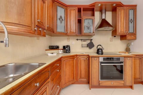 Kitchenette with plenty of kitchen utensils and dishes. 