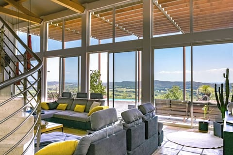 80-cm Smart TV with digital channels