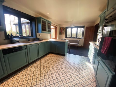 Dishwasher, electric kettle, toaster, cookware/dishes/utensils