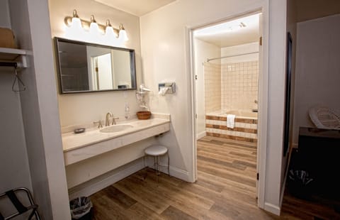 Deluxe Room | Bathroom | Shower, towels, soap, shampoo