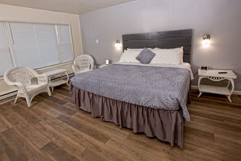 Deluxe Room | Laptop workspace, iron/ironing board, free WiFi, bed sheets