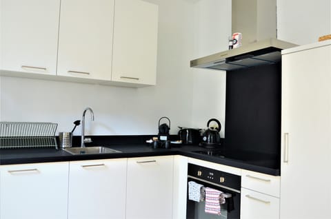 Full-size fridge, oven, stovetop, dishwasher