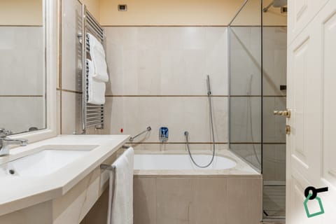 Comfort Double Room | Bathroom | Separate tub and shower, free toiletries, hair dryer, towels