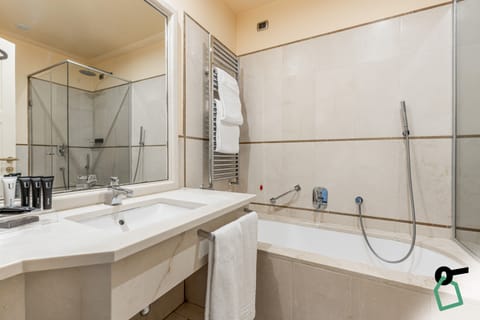 Comfort Double Room | Bathroom | Separate tub and shower, free toiletries, hair dryer, towels