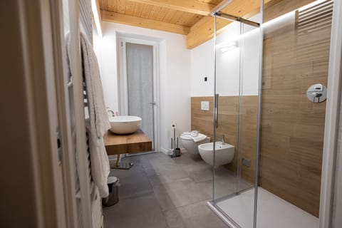 Deluxe Room, 1 Queen Bed, Mountain View | Bathroom | Free toiletries, hair dryer, bathrobes, slippers