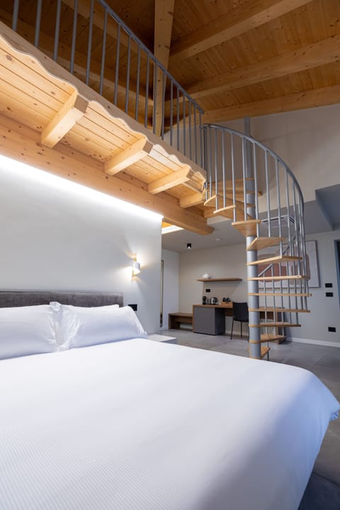 Deluxe Room, 1 Queen Bed, Mountain View | Down comforters, free minibar, in-room safe, desk