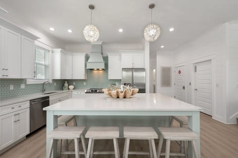 Make beach outings effortless for your family on Iris' beautiful quartz island!