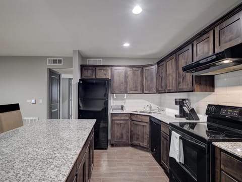 Apartment, 2 Bedrooms, Kitchen | Private kitchen | Full-size fridge, microwave, oven, stovetop