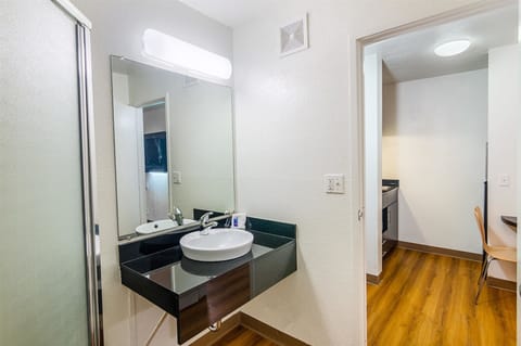 Combined shower/tub, hair dryer, towels