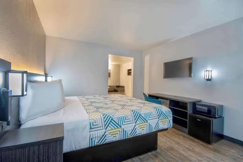 Deluxe Room, 1 King Bed, Non Smoking, Refrigerator & Microwave | Free WiFi, bed sheets