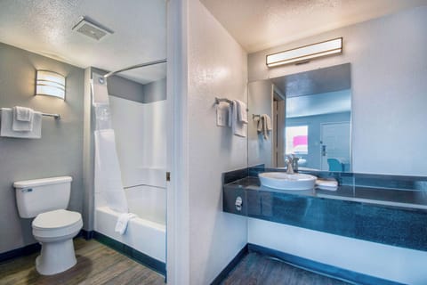 Combined shower/tub, towels