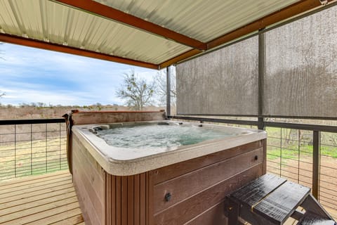 Hudson Oaks Vacation Rental | 3BR | 2BA | 1,475 Sq Ft | Step-Free Entry