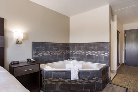 Room, 1 King Bed, Non Smoking, Hot Tub | Laptop workspace, iron/ironing board, rollaway beds, free WiFi