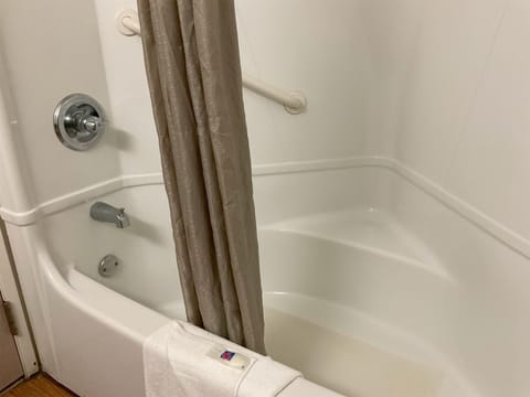 Combined shower/tub, towels