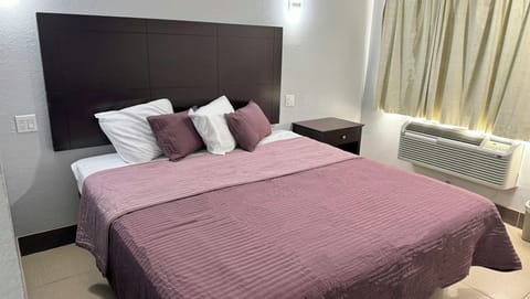 Standard Room, 1 King Bed, Non Smoking, Refrigerator & Microwave | Desk, WiFi (free), bed sheets