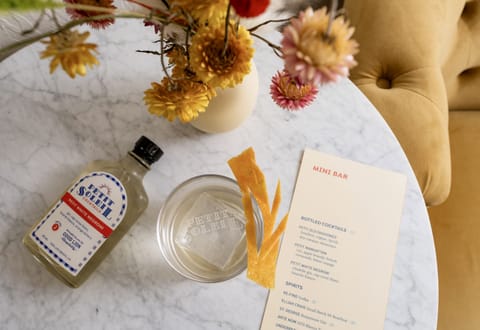 Room, 1 Queen Bed | In-room dining