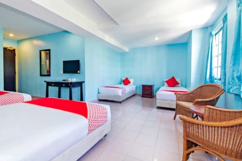 Family Studio, Private Bathroom | Desk, WiFi (free)
