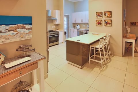 Full-size fridge, microwave, oven, stovetop