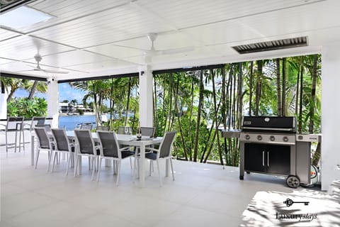 Alfresco dining, waterside Noosa Sound