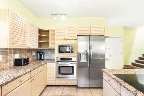 1st Townhouse, fridge, oven, microwave, toaster, coffee maker