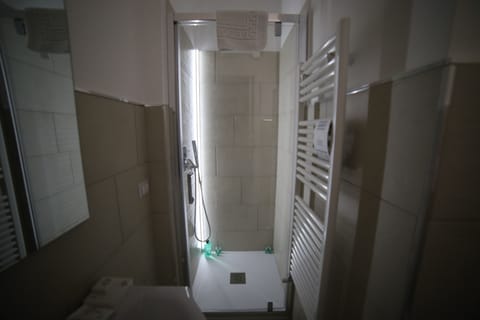 Business Room | Bathroom | Shower, rainfall showerhead, free toiletries, hair dryer