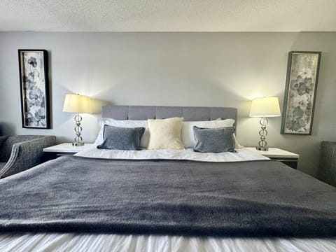 Executive Room, 1 King Bed, Non Smoking | Premium bedding, desk, iron/ironing board, rollaway beds