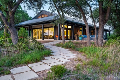 A modern hideaway perched among the oaks, surrounded by birdsong and sky