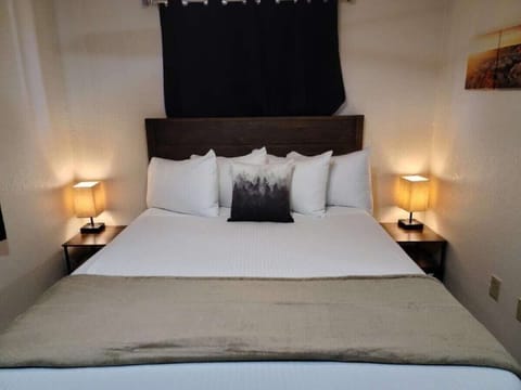 Room 1 Queen Bed