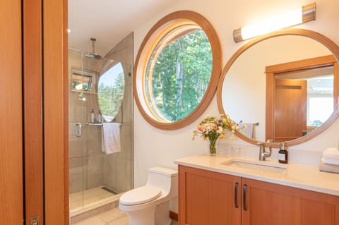 Sunrise Loft | Bathroom | Free toiletries, hair dryer, bathrobes, slippers