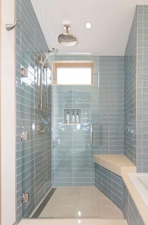 Magnolia Terrace | Bathroom | Free toiletries, hair dryer, bathrobes, slippers