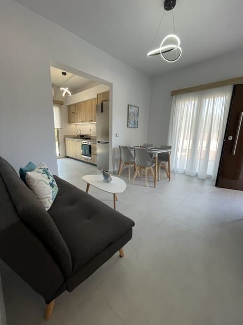 Apartment, 2 Bedrooms, Accessible, Smoking | Living area