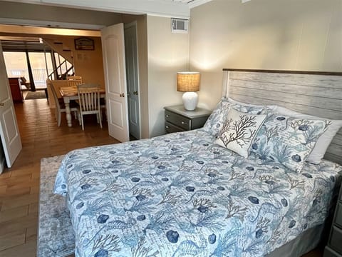 Bedroom 4, Queen bed, Level 2
