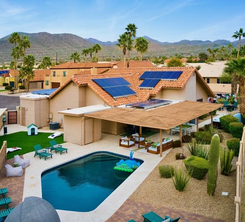 ★ Backyard: Heated Pool+HotTub+Solar Panels
