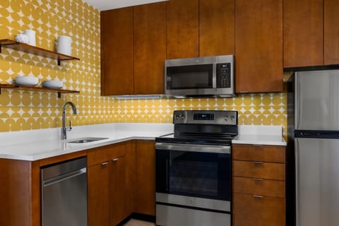 Full-size fridge, microwave, stovetop, dishwasher