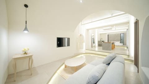 mo 201(Suite Room) | Premium bedding, individually decorated, individually furnished