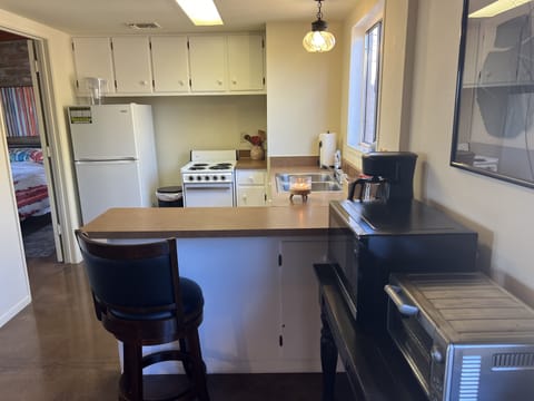 Full kitchen & island with seating.